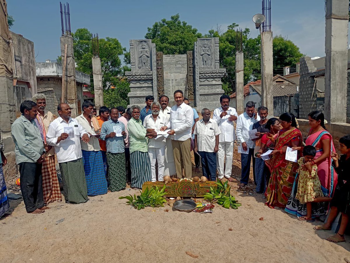 SaiLokeshKumar1's tweet photo. ఈ రోజు 1 #madhavaram రామకృష్ణపురం గ్రామంలో సీనియర్ #vaddera సంఘం నాయకులు ప్రస్తుత MPTC శ్రీ శివయ్య గారి నివాసం వద్ద ఆత్మీయంగా కలవడం జరిగినది.

తరువాత స్థానికంగా నూతనంగా నిర్మించుతున్న రామాలయం వద్ద సందర్శించి నా పుట్టిన రోజు సందర్భంగా గ్రామస్తులతో కలసి ప్రత్యేక పూజలు నిర్వహించి దేవాలయమునకు 50000/- విరాళం అక్కడ ధర్మకర్తలకు అందించడం జరిగినది.

ఆ రాములవారు మన ఆందరిని దేవించాలని మనస్పూర్తిగా కరుకుంటున్నాను. ఈ కార్యక్రమంలో స్థానిక @BJP4Andhra ముఖ్య నాయకులు ఆనంద్ మోహన్ రాజు, మార్కండేయులు, షబ్బీర్ అహ్మద్ మరియు గ్రామస్తులు పాల్గొనడం జరిగినది.

@somuveerraju