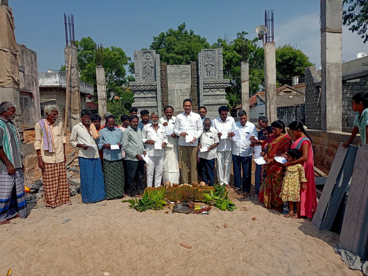 SaiLokeshKumar1's tweet photo. ఈ రోజు 1 #madhavaram రామకృష్ణపురం గ్రామంలో సీనియర్ #vaddera సంఘం నాయకులు ప్రస్తుత MPTC శ్రీ శివయ్య గారి నివాసం వద్ద ఆత్మీయంగా కలవడం జరిగినది.

తరువాత స్థానికంగా నూతనంగా నిర్మించుతున్న రామాలయం వద్ద సందర్శించి నా పుట్టిన రోజు సందర్భంగా గ్రామస్తులతో కలసి ప్రత్యేక పూజలు నిర్వహించి దేవాలయమునకు 50000/- విరాళం అక్కడ ధర్మకర్తలకు అందించడం జరిగినది.

ఆ రాములవారు మన ఆందరిని దేవించాలని మనస్పూర్తిగా కరుకుంటున్నాను. ఈ కార్యక్రమంలో స్థానిక @BJP4Andhra ముఖ్య నాయకులు ఆనంద్ మోహన్ రాజు, మార్కండేయులు, షబ్బీర్ అహ్మద్ మరియు గ్రామస్తులు పాల్గొనడం జరిగినది.

@somuveerraju