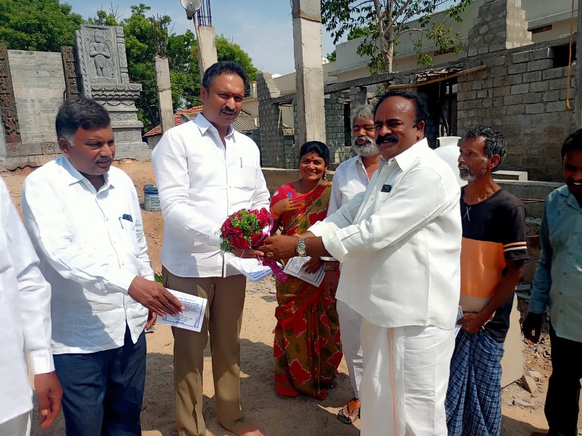 SaiLokeshKumar1's tweet photo. ఈ రోజు 1 #madhavaram రామకృష్ణపురం గ్రామంలో సీనియర్ #vaddera సంఘం నాయకులు ప్రస్తుత MPTC శ్రీ శివయ్య గారి నివాసం వద్ద ఆత్మీయంగా కలవడం జరిగినది.

తరువాత స్థానికంగా నూతనంగా నిర్మించుతున్న రామాలయం వద్ద సందర్శించి నా పుట్టిన రోజు సందర్భంగా గ్రామస్తులతో కలసి ప్రత్యేక పూజలు నిర్వహించి దేవాలయమునకు 50000/- విరాళం అక్కడ ధర్మకర్తలకు అందించడం జరిగినది.

ఆ రాములవారు మన ఆందరిని దేవించాలని మనస్పూర్తిగా కరుకుంటున్నాను. ఈ కార్యక్రమంలో స్థానిక @BJP4Andhra ముఖ్య నాయకులు ఆనంద్ మోహన్ రాజు, మార్కండేయులు, షబ్బీర్ అహ్మద్ మరియు గ్రామస్తులు పాల్గొనడం జరిగినది.

@somuveerraju
