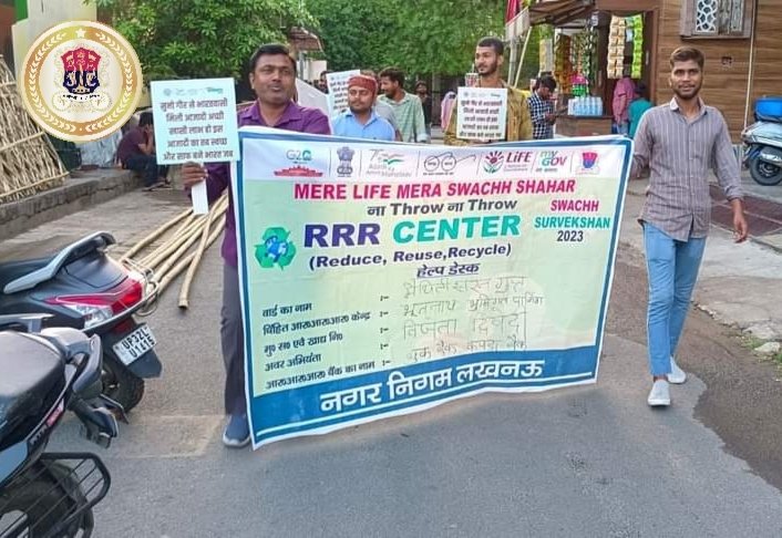 LMC_Lucknow's tweet photo. जोन क्रमांक ७ के मैथलीशरण गुप्त वार्ड में निगम की आई.ई.सी. टीम द्वारा "मेरी लाइफ, मेरा स्वच्छ शहर" 3R सेंटर्स की जन जागरुकता के  लिए अभियान चलाया गया, साथ ही "सिंगल यूज प्लास्टिक प्रतिबंध" एवम् पॉलिथीन से होने वाले खतरे के सन्दर्भ में तथा कपड़े का थैला प्रयोग करने हेतु शहरवासियों को प्रेरित किया गया ।
#RRR4LiFE #IndiaVsGarbage #ChooseLiFE #MissionLiFE #RRR
#ReduceReuseRecycle
#Recycling
#WasteManagement
#Sustainability
#GreenLiving
#CircularEconomy
#ZeroWaste
#GoGreen
#Environment

l @aksharmaBharat l @SwachhBharatGov l @MoHUA_India l @ChiefSecyUP l @HardeepSPuri l @mp_kaushal l @mygovindia l @myogiadityanath l @myogioffice l @SwachSurvekshan l @swachhbharat l @NagarVikasUP l @PMOIndia l @RoopaMishra77 l @Secretary_MoHUA l @NITIAayog l @amritabhijat l @UpforestUp l @moefcc