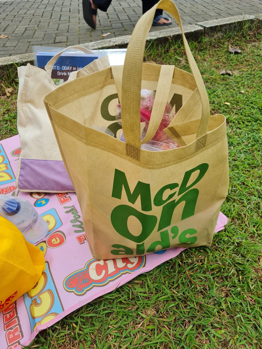 KopiTama's tweet photo. Freebies official dengan pembelian minuman seharga 20k masi adaa yaa~~ kita di rumput2 depan hall 10 
#SUGA_AgustD_TOUR_in_Jakarta #SUGA_AgustD_TOUR #SUGA https://t.co/JRGZkta6UU