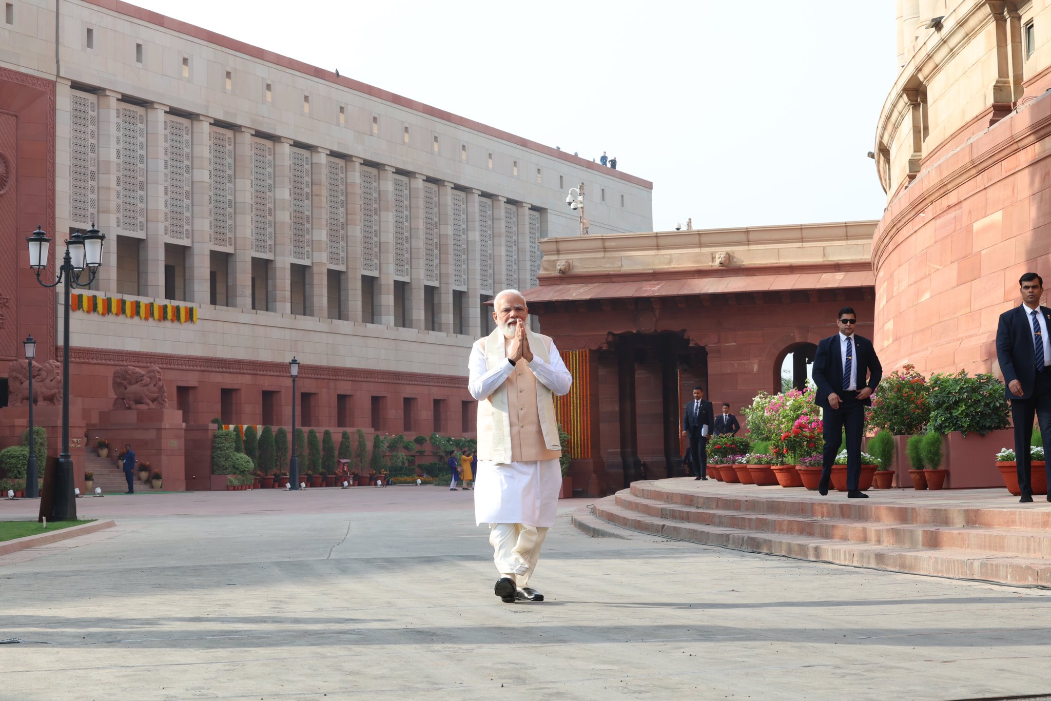 (संसद के बाहर पीएम मोदी)