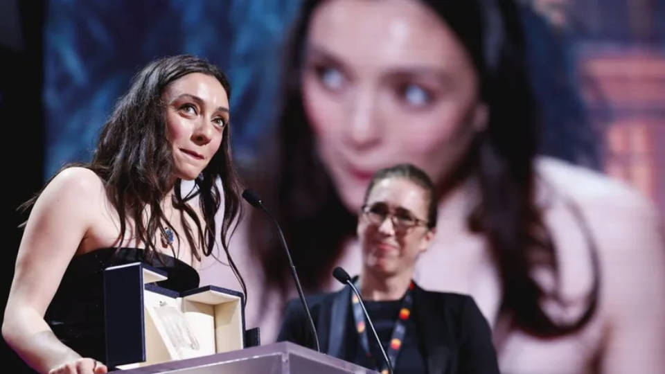 solhaberportalY's tweet photo. Cannes'da en iyi kadın oyuncu ödülü Merve Dizdar'a verildi

"Bu ödülü kendine layık görülenlere boyun eğmeyip eyleme geçen tüm kız kardeşlerime ve Türkiye’de hak ettiği güzel günleri yaşamayı bekleyen tüm mücadeleci ruhlara armağan ediyorum"

https://t.co/1NCVx7Ui7E https://t.co/Oj44ubo70x