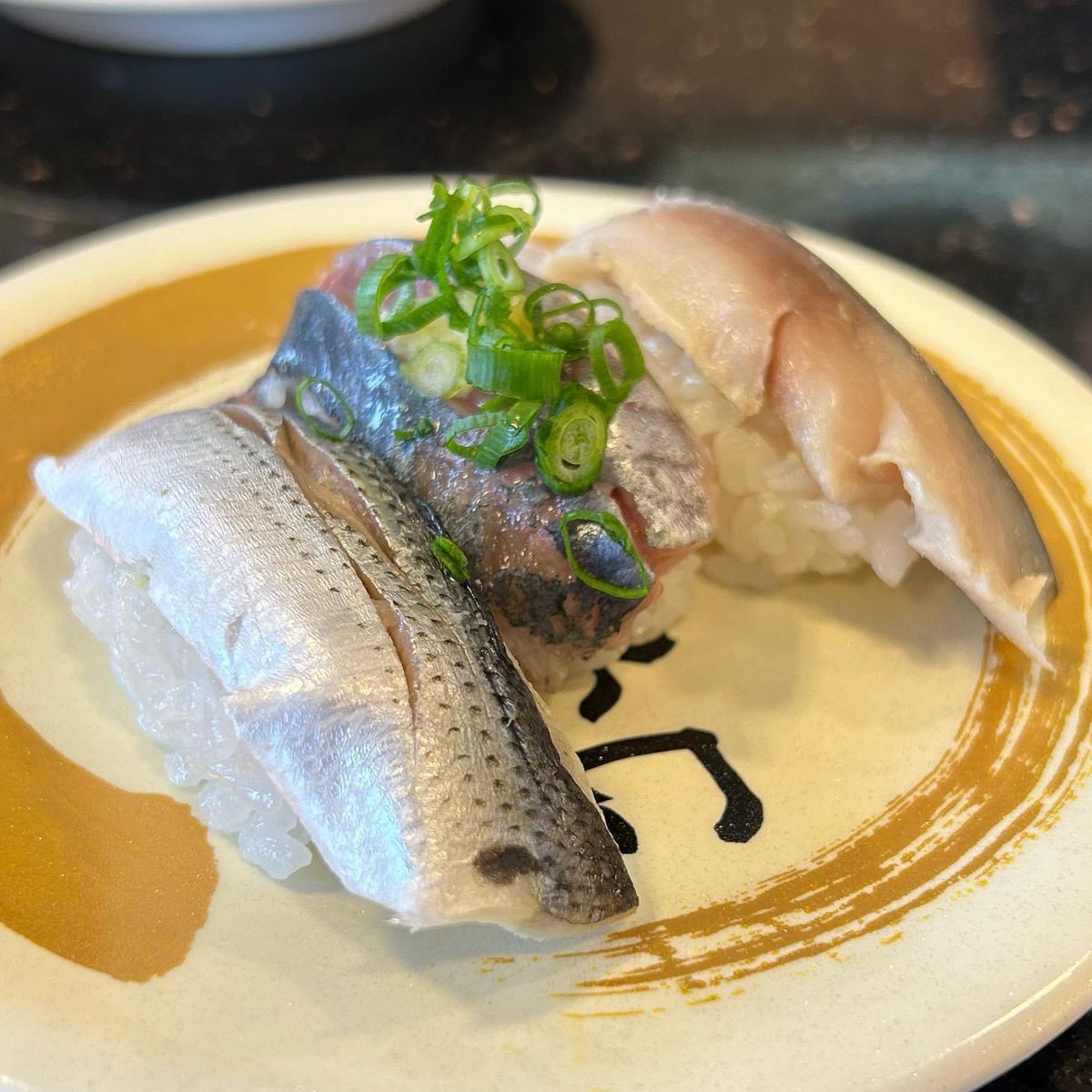 ucchi80's tweet photo. 先日の #独楽寿司永山店 ♪「#うに」「#鯵で「#光物三点盛り 」「#お店外部」(^^) #独楽寿司 #サバ #こはだ #鯵 #ランチ #lunch #寿司ランチ #お寿司ランチ #永山ランチ #永山グルメ https://t.co/fnxX6f1j1o