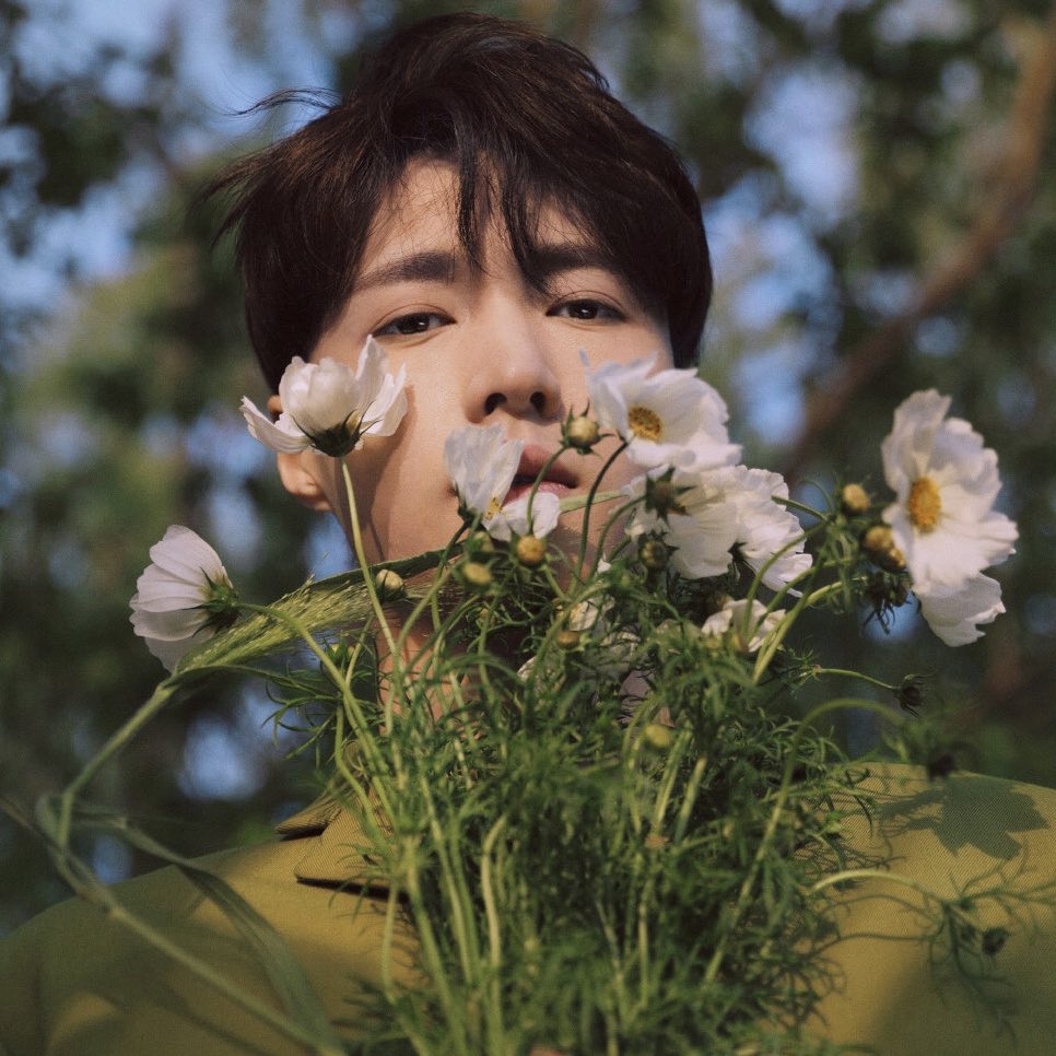 sulaylooks's tweet photo. YIXING with flowers 🌸✨🌤️ @layzhang https://t.co/t223CfUpRe