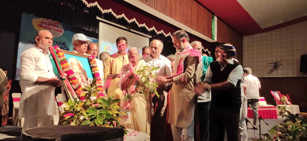 कर्नाटक में येदुलु कर्नाटक के साथियों की एक मुलाकात हुई जिसने <a href="/_YogendraYadav/">Yogendra Yadav</a> भी शामिल रहे। सभी साथियों ने संयुक्त निर्णय लिया कि हम लोकतंत्र को बचाने व इसकी नींव मजबूत करने के लिए आगामी चुनावों में भी सीधा हस्तक्षेप करेगें। हम इस लड़ाई को 2024 के चुनाव तक लेकर जाएंगे।