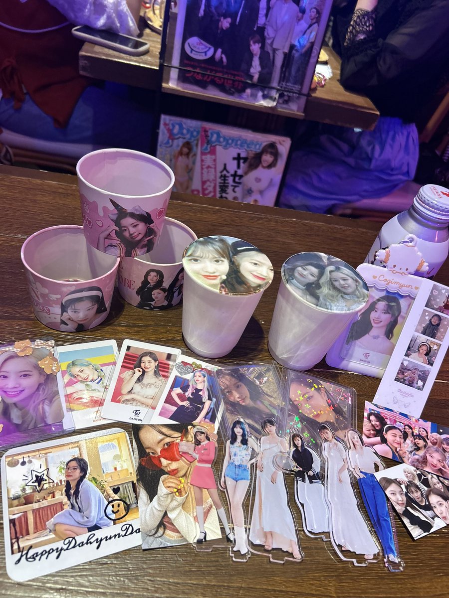 momomiihi119812's tweet photo. ここのカフェ装飾豪華でほんと好き🫶🏻
ダヒョンちゃん産まれてきてくれてありがとう🤍
素敵な装飾とカップホルダーありがとうございました🙏🏻
@BlackPeach0501 
 #TWICE  #DAHYUN  #ダヒョンちゃんが宇宙一幸せな日 https://t.co/NLehm7z1dn