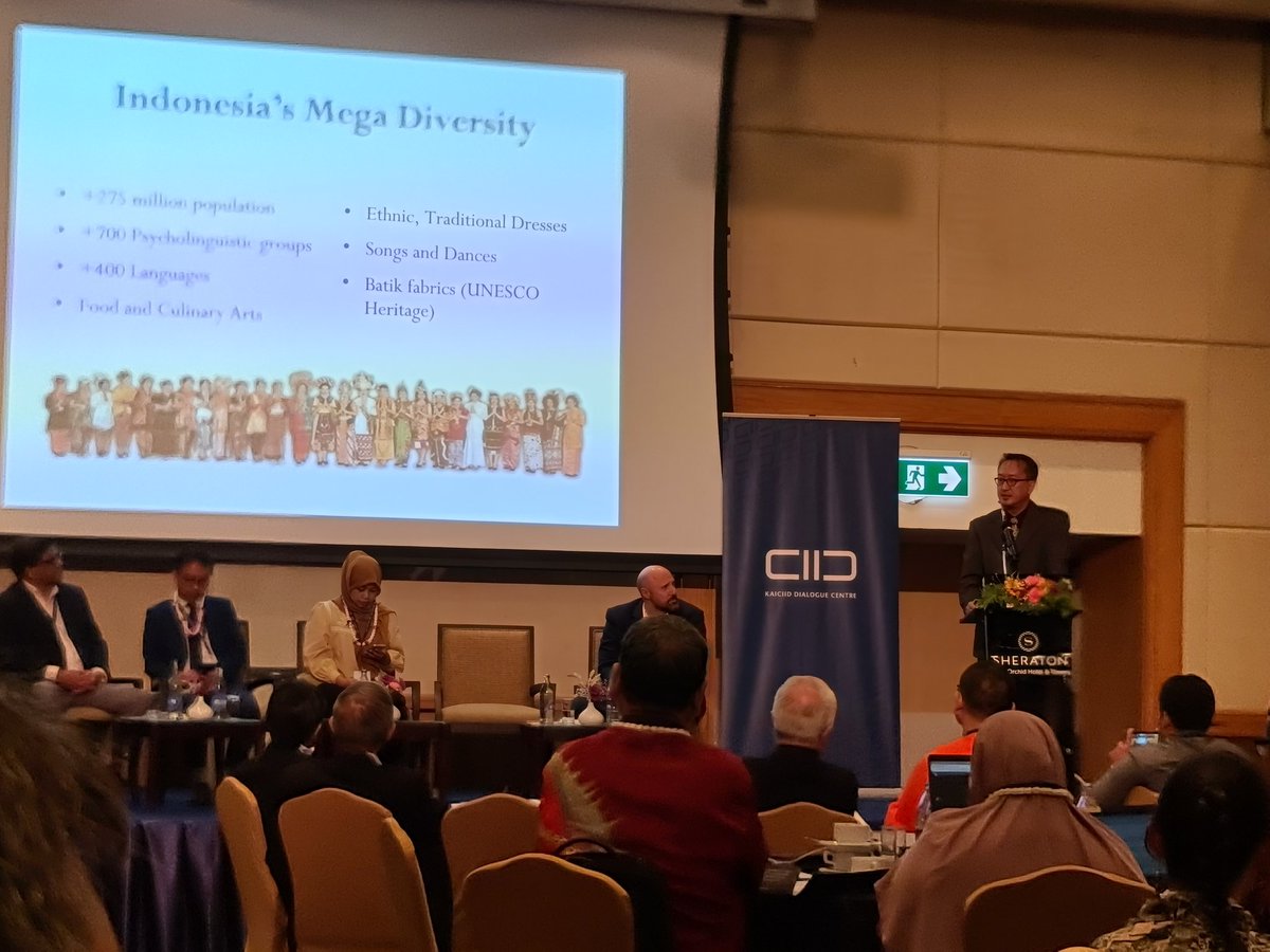 paulmhedges's tweet photo. Dicky Sofjan on the super diversity of #Indonesia #dialoguecitessea https://t.co/yqNVentCsW