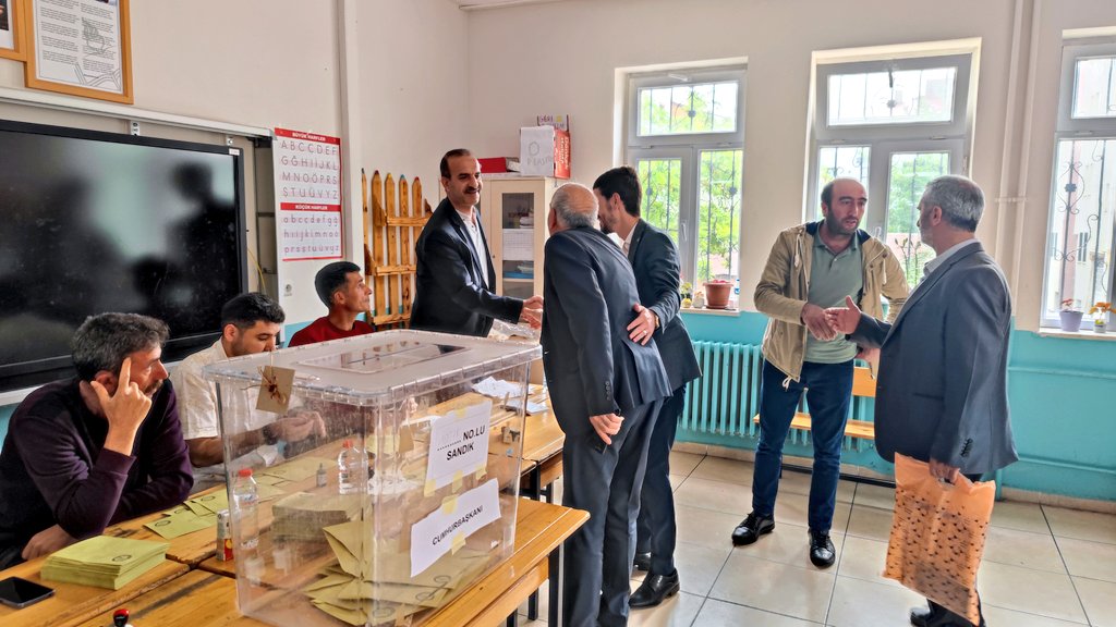 Sarayiçi İlkokulunu ziyaret ederek, sandık görevlileri ve müşahit arkadaşları ziyaret ettik.

Türkiye'mizin geleceğini, vizyonunu ve hedeflerini belirleyecek olan bu seçimin hayırlara vesile olmasını diliyorum. 🇹🇷