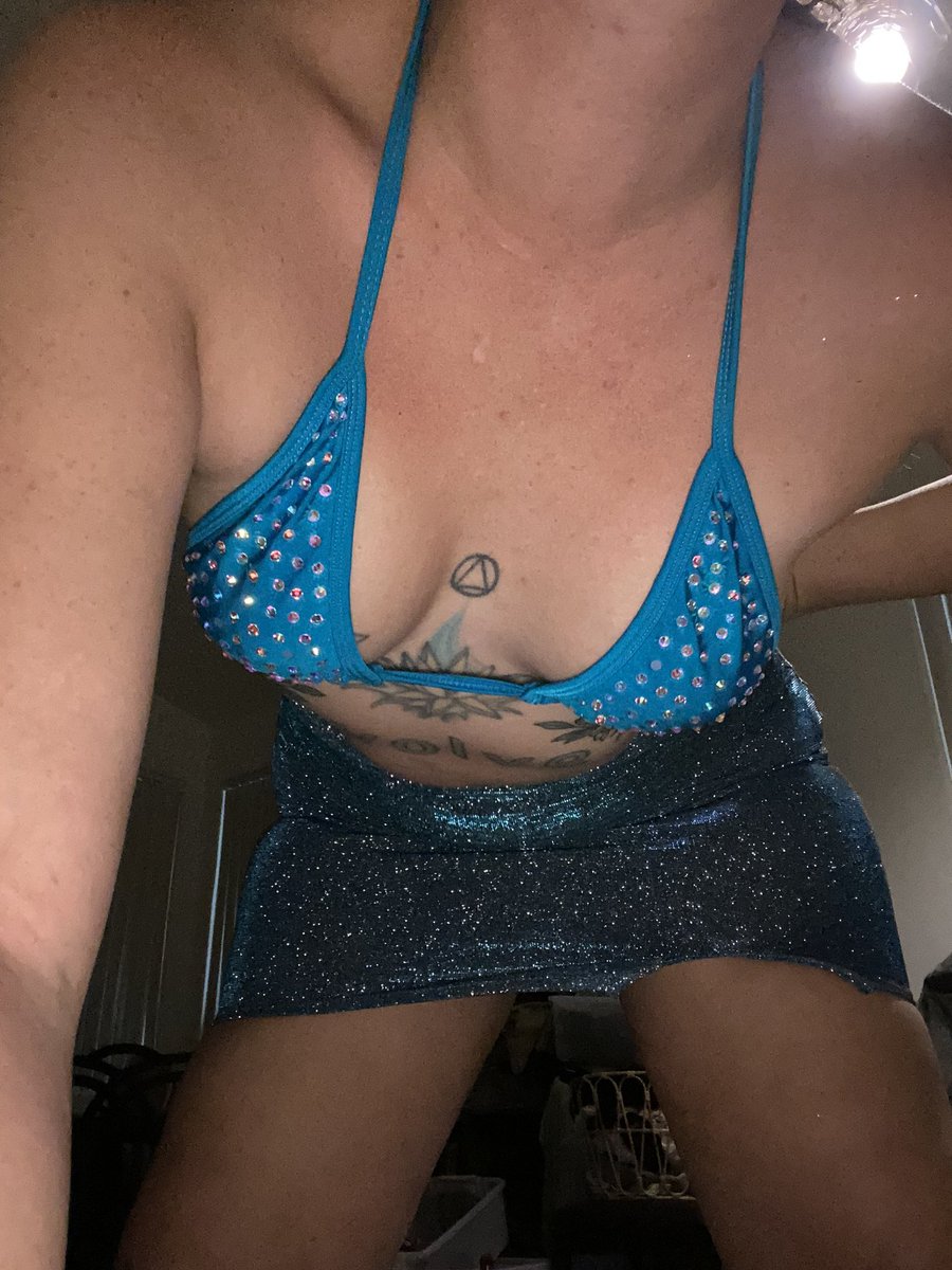 Wholesome_Domme's tweet photo. Headed to @LVRedRooster for their #Disco Inferno party! If the pool is as #dirty as my gal pals are saying Iβm gonna SCREAM then go to @Club5150vegas #adultcompanion #datevegas #datenevada #razzledazzle #datelasvegas https://t.co/eLQ7GzTJFW