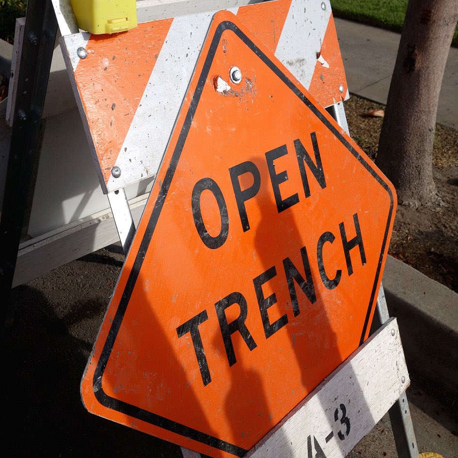 ExcavateSafe's tweet photo. 🚧 Promoting trench safety is crucial! Remember, it's not just about digging a hole. It's about protecting lives. 🧑‍🚒💪 Keep yourself and your team safe by following proper safety protocols, using protective equipment, and always #ThinkInsideTheBox #TrenchSafety #ExcavateSafe https://t.co/3BlEhbVnsU