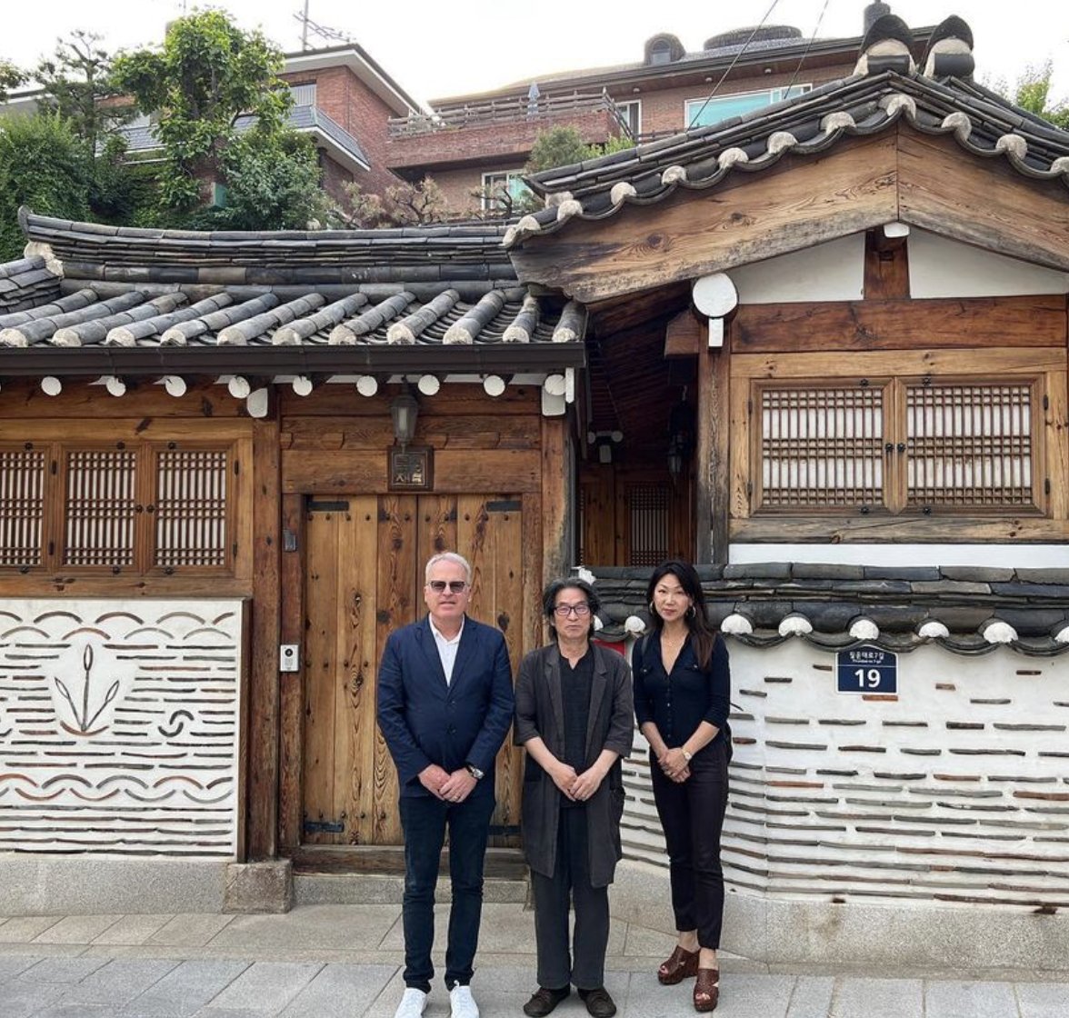 Enjoyed spending yesterday afternoon with Korea’s famous calligrapher ByungIn Kang in Seoul.

#seoul #korea #jamessuckling #winelover #winecritic #winetravel #winetourism #calligraphy