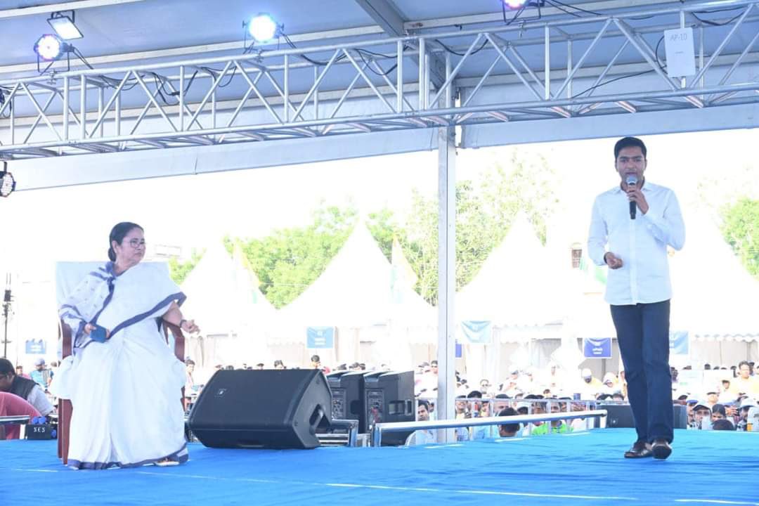 Let us take the pledge today that in coming days instead of standing in queues to change notes, we stand in queues to democratically change the PM & establish a secular, progressive & inclusive govt.

- Shri @abhishekaitc on the 31st day of #JonoSanjogYatra

#TrinamooleNaboJowar