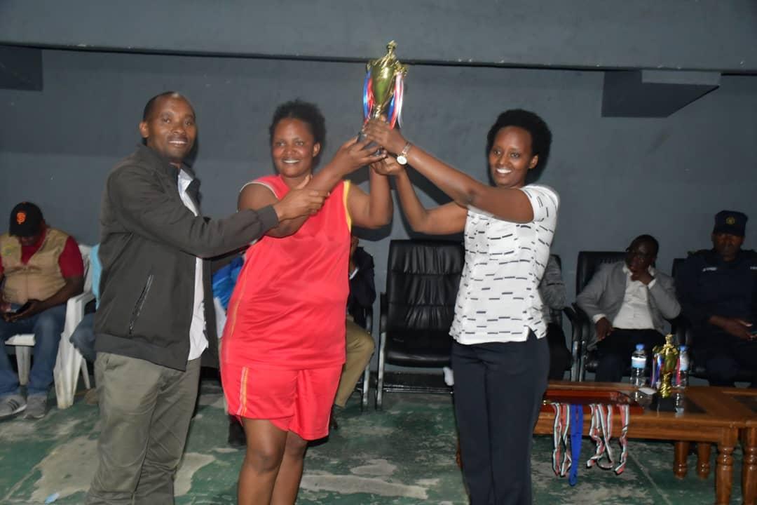 NycRutsiro's tweet photo. Ikipe y'abakobwa ya #Murunda  @RutsiroDistrict niyo yegukanye igikombe cy'intara @RwandaWest mu marushanwa y'umurenge Kagame Cup mu cyiciro cy'abari n'abategarugori @CRutsiro @MiniYouthRwanda @RwandaYouth @HabitegekoFran1 @MurekateteTrip1 @RutsiroRYVCP @YegoRutsiro @FERWAFA https://t.co/sXfgaQx0JG