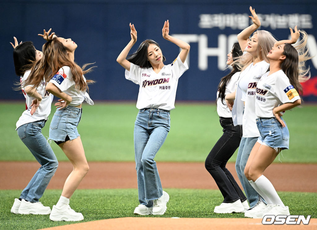 chaeinyonggg's tweet photo. 230528 Kiwoom Heroes 

Naver Photos

#PURPLE_KISS #퍼플키스 @RBW_PURPLEKISS https://t.co/TeJasDiBs3