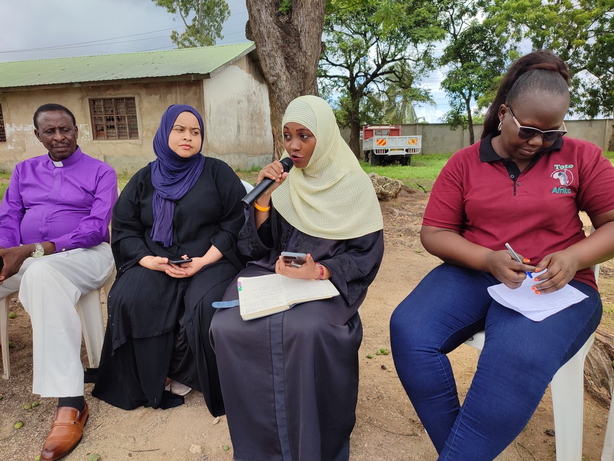SleakCommunity's tweet photo. Parents should start menstruation talks with girls as early as 10yrs to build self-esteem &amp; confidence &amp; should consider boys in these discussions for they are their sister's keepers. Making boys well-informed will break off the period stigma 
@ahfkenya @LVCTKe @Helpabroda https://t.co/85yx9wVvGc