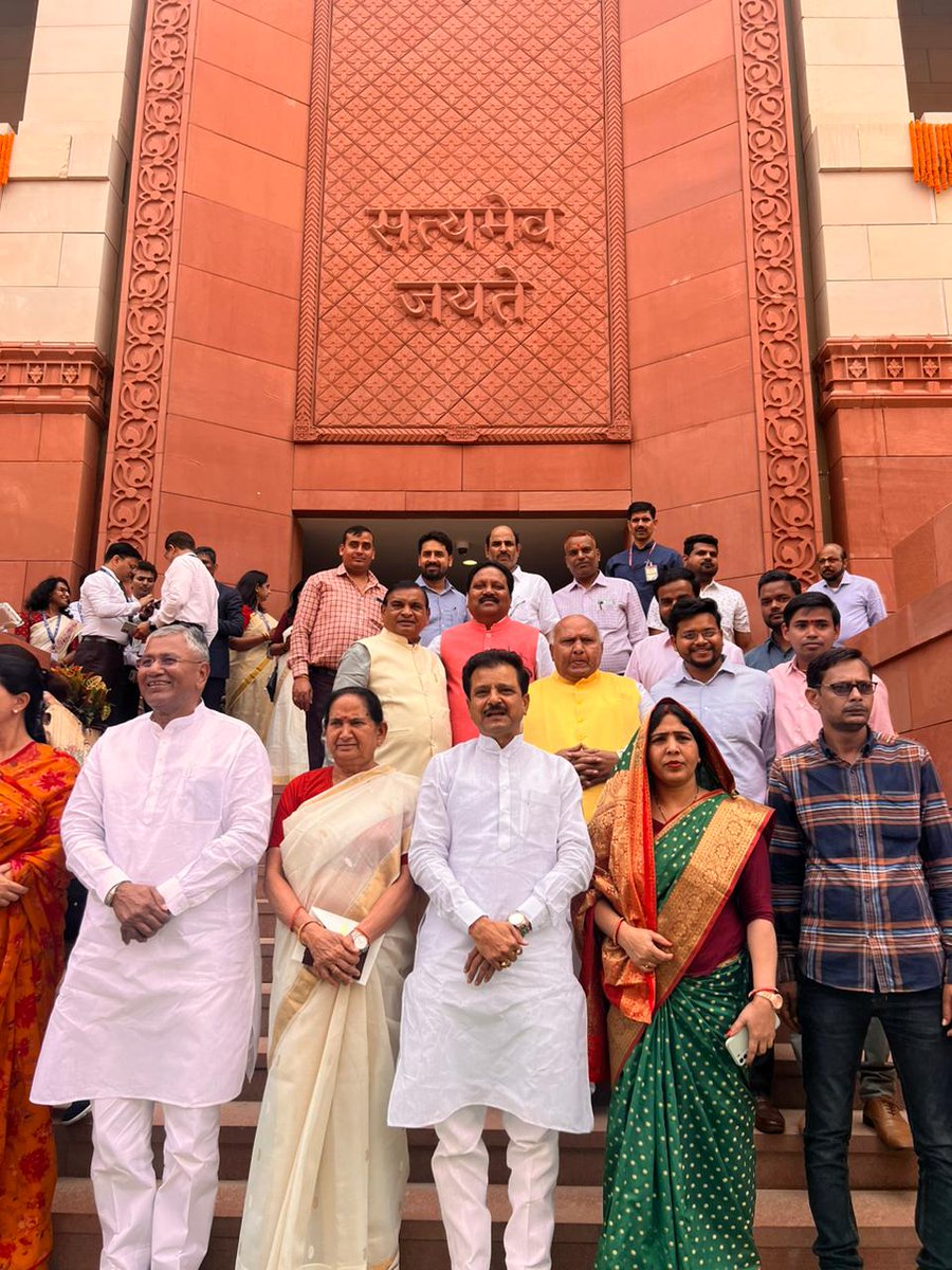 PkSinghMP's tweet photo. लोकतंत्र के नव मंदिर के लोकार्पण समारोह में उपस्थ���त होकर गौरवान्वित हूं। सत्यमेव जयते की नींव पर खड़ा यह मंदिर पूरी दुनिया में ' मदर ऑफ डेमोक्रेसी की पहचान होगी।  माननीय प्रधानमंत्री श्री @narendramodi जी के कुशल मार्गदर्शन में यह #नई_संसद नए भारत के प्रगति का आधार होगा। https://t.co/kYUb5n07a2