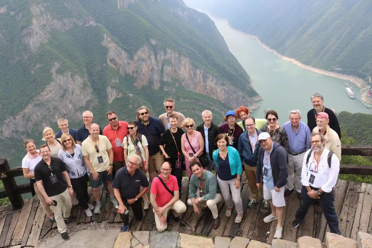 Great mission in #Chongqing with my fellow EU colleagues. Meetings with local authorities, brainstorming on the future of 🇪🇺🇨🇳 relations and some hiking along 长江 (#breathtakingviews). Merci Amb. Toledo @EUdelChina and Amb. @HelenaSangeland @sweden2023eu 🙏. @e_de_gonneville
