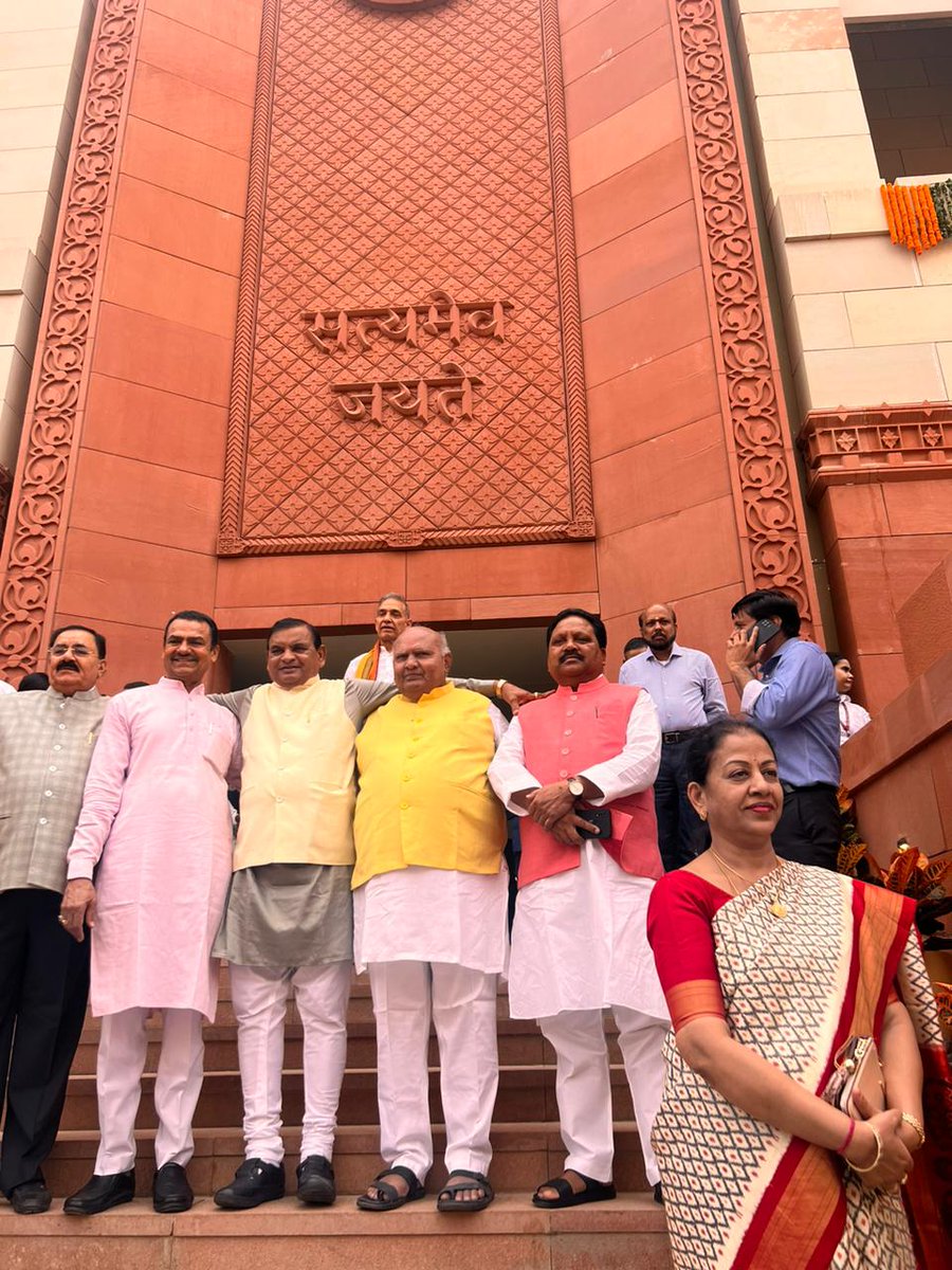 PkSinghMP's tweet photo. लोकतंत्र के नव मंदिर के लोकार्पण समारोह में उपस्थ���त होकर गौरवान्वित हूं। सत्यमेव जयते की नींव पर खड़ा यह मंदिर पूरी दुनिया में ' मदर ऑफ डेमोक्रेसी की पहचान होगी।  माननीय प्रधानमंत्री श्री @narendramodi जी के कुशल मार्गदर्शन में यह #नई_संसद नए भारत के प्रगति का आधार होगा। https://t.co/kYUb5n07a2