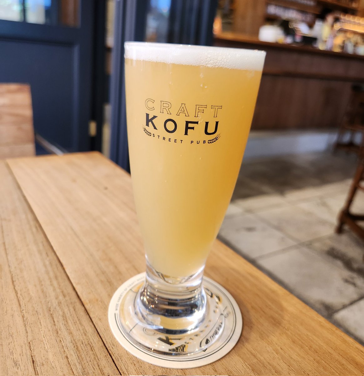 ktmama_nba's tweet photo. 実家に帰ったら一度寄ってみようと思っていたクラフトビールのお店。
笠置ゆずHaze、peach haze、ピクルス美味しかった~😊😊
#craftkofu
#クラフトビール
#ついさっきワインイベント行ってました
#水曜日健康診断だけど気にしない https://t.co/7vAYiF4OBk