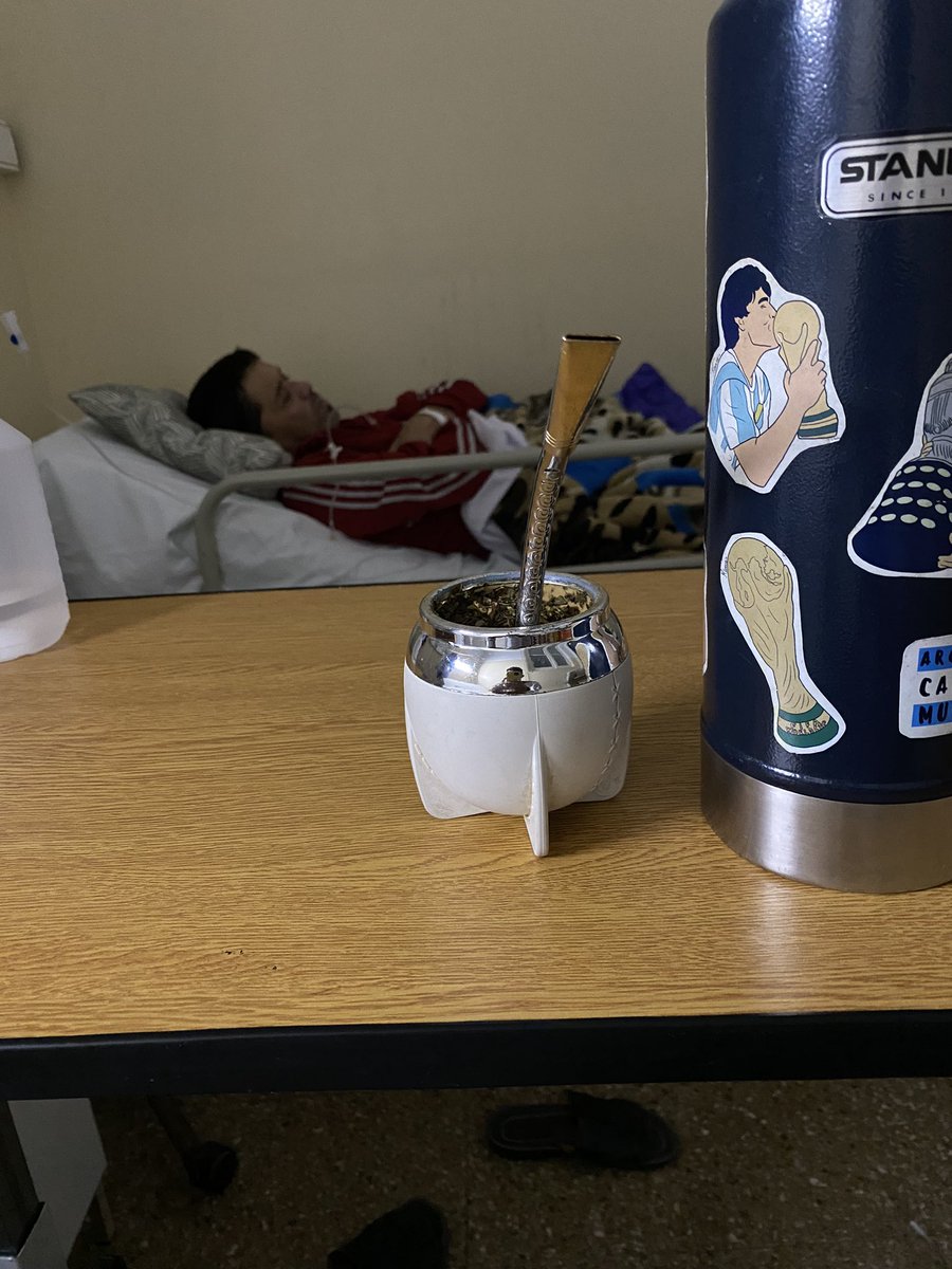 2:40am tomando mates en la sala del hospital despues de haber charlado 3hs con papá de politica, de futbol, de trabajo. pensar que dias atras no sabia si iba volver a vivir estos momentos con el, feliz de la vida por darle una oportunidad más🥹❤️‍🩹