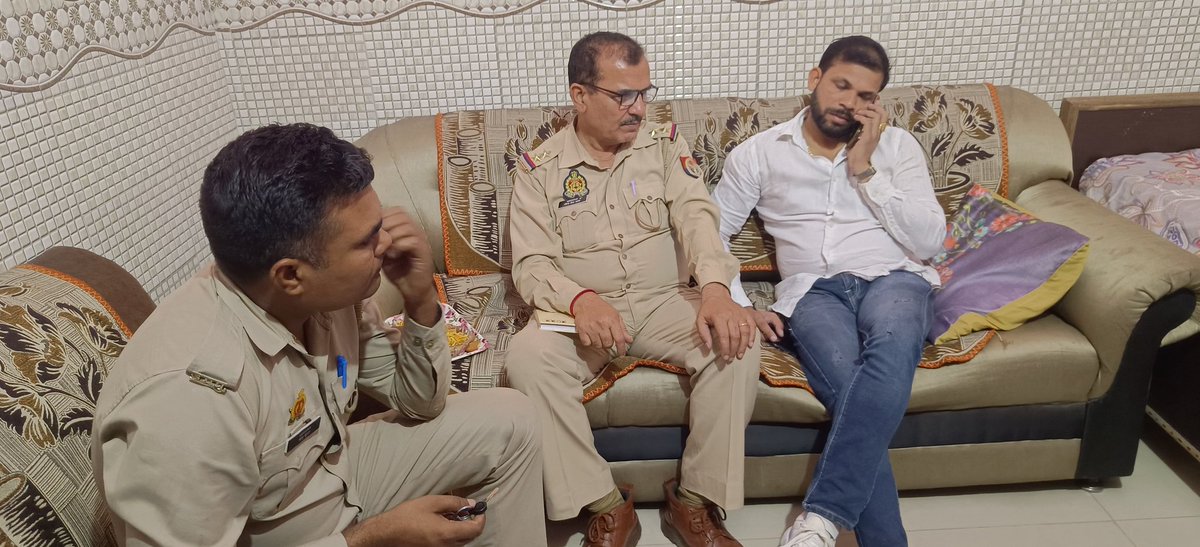 BhimArmyChief's tweet photo. आज नई संसद के उद्घाटन के दिन ही यौन शौषण के खिलाफ न्याय की लड़ाई लड़ रही भारत की बेटियों के लिए आवाज़ उठा रहे भीम आर्मी व आजाद समाज पार्टी और किसान संगठनों के नेताओं की गिरफ्तारी कराके,प्रधानमंत्री जी देश को तानाशाही का संदेश देना चाहते है। प्रधानमंत्री जी कान खोलकर सुन लीजिये चाहे जितनी गिरफ्तारी करा लीजिये, बेटियों को न्याय मिलने तक यह संघर्ष जारी रहेगा।
#पहलवान_देश_की_शान