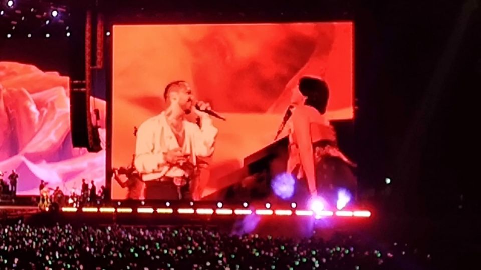 tmasnews's tweet photo. Por primera vez Ángela Aguilar y Christian Nodal cantando juntos su exitosa colaboración del 2020 “Dime Cómo Quieres” en el Foro Sol. 🇲🇽
"¿Y si te llevo rosas?"

#ÁngelaAguilar #ChristianNodal https://t.co/7WQhVbsBLG