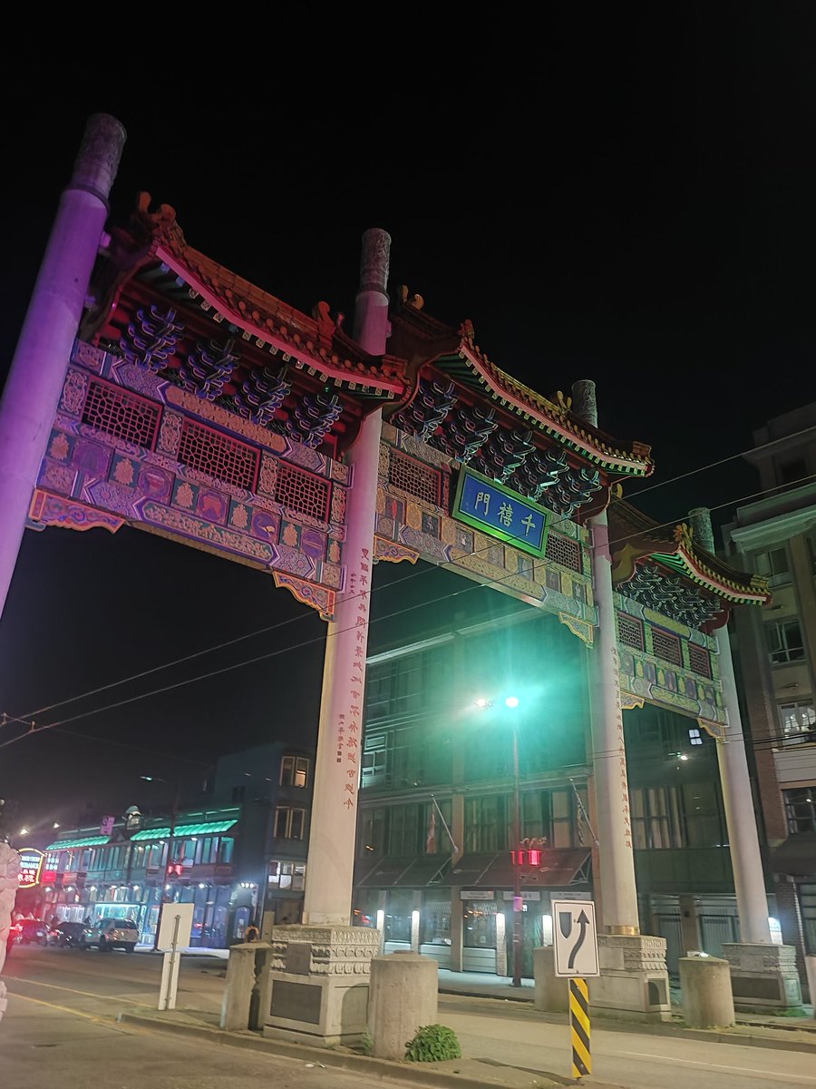 こんな時間にここ一人で歩くとは思わんかった笑
匂いすごい…
いろんなにおいする