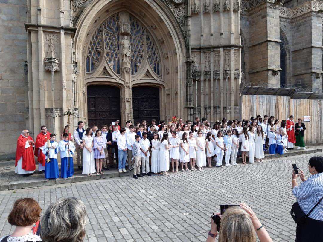 MgrPABozo's tweet photo. Viens en nos coeurs, Esprit de Pentecôte, pour que chacun de nous puisse proclamer dans sa langue et par toute sa vie les merveilles de Dieu !

Photo @LeSillon87 
#pentecote #confirmation  #diocesedelimoges @diocese_limoges https://t.co/cCE8f9hy0X