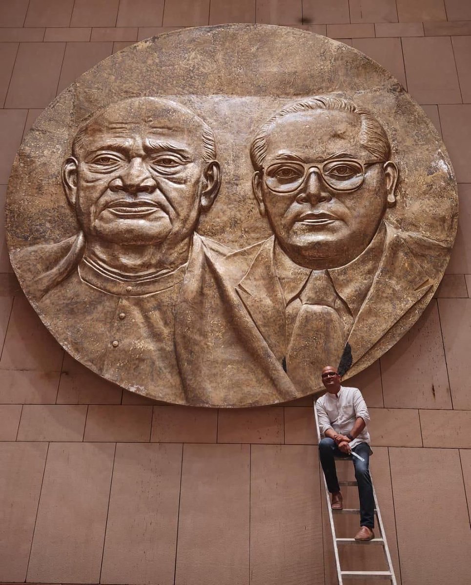 नये भारत के नये संसद भवन में भारत के दो महान स्तंभों को मेरे द्वारा उकेरा गया। 

इस सम्मान की कल्पना मैंने अपने स्वप्न में भी नहीं कि थी। 

भारत की महान जनता को समर्पित 🙏🇮🇳

#MyParliamentMyPride