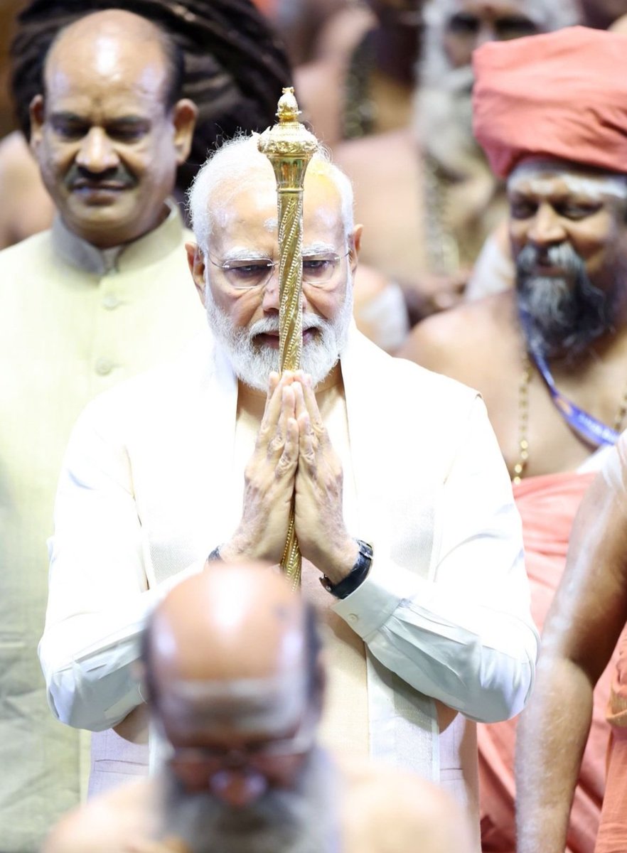 यह चोल साम्राज्य का राजदंड सेंगोल है। और मैं कहता हूँ यह केवल राजदंड नहीं है बल्कि बुराई का नाशक कालदंड है।
हमारी सांस्कृतिक विरासत, परंपरा एवं सभ्यता को आधुनिकता से जोड़ने के सर्वोच्च लक्ष्य के साथ नवनिर्मित "संसद भवन" के लोकार्पण समारोह में सनातन संस्कृति के चिन्ह "सेंगोल" की