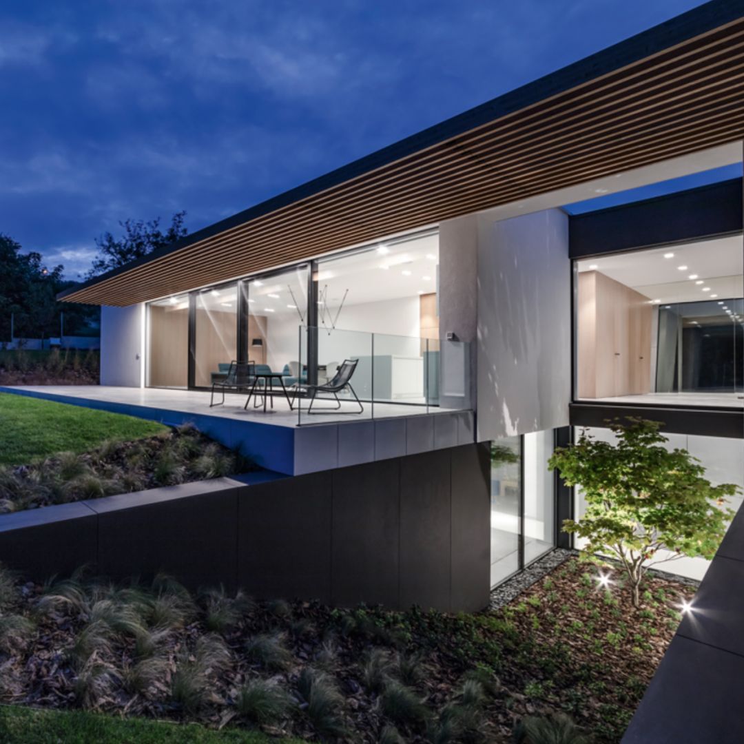 InternormUK's tweet image. With Spring in full bloom and Summer approaching, you can blend the boundaries between open-plan living and your garden.

Our  large lift &amp;amp; slide doors are the ideal solution for extension, renovation, and new-build projects. 

Be inspired! uk.internorm.com/lift-and-slide…