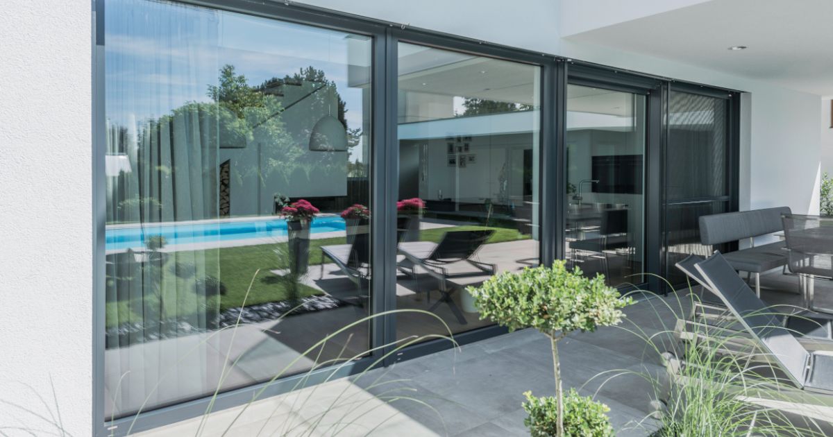 InternormUK's tweet image. With Spring in full bloom and Summer approaching, you can blend the boundaries between open-plan living and your garden.

Our  large lift &amp;amp; slide doors are the ideal solution for extension, renovation, and new-build projects. 

Be inspired! uk.internorm.com/lift-and-slide…