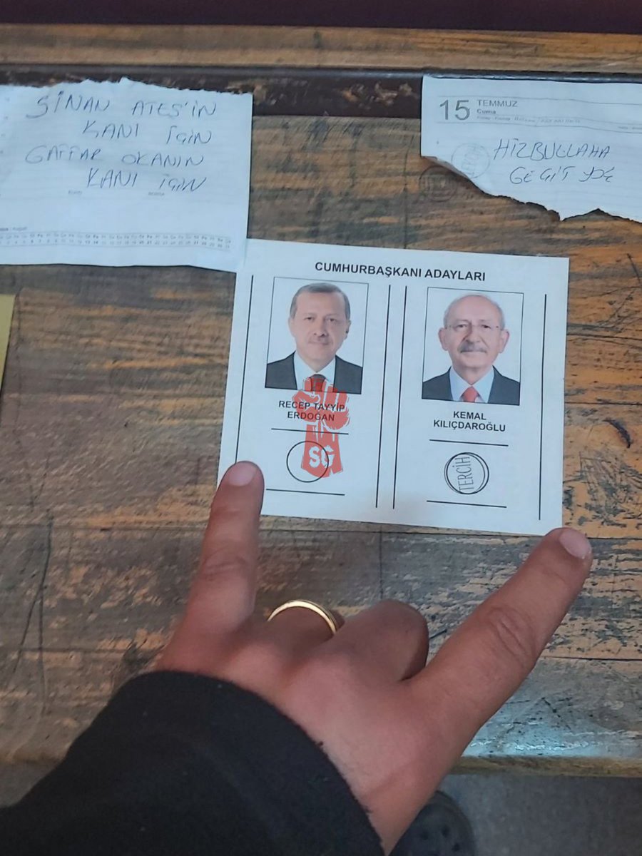 Milliyetçi seçmen, 'Sinan Ateş ve Gaffar Okan'ın kanı için, Hizbullah’a geçit yok!' notuyla Kılıçdaroğlu'na oy verdiği bir fotoğraf paylaştı.