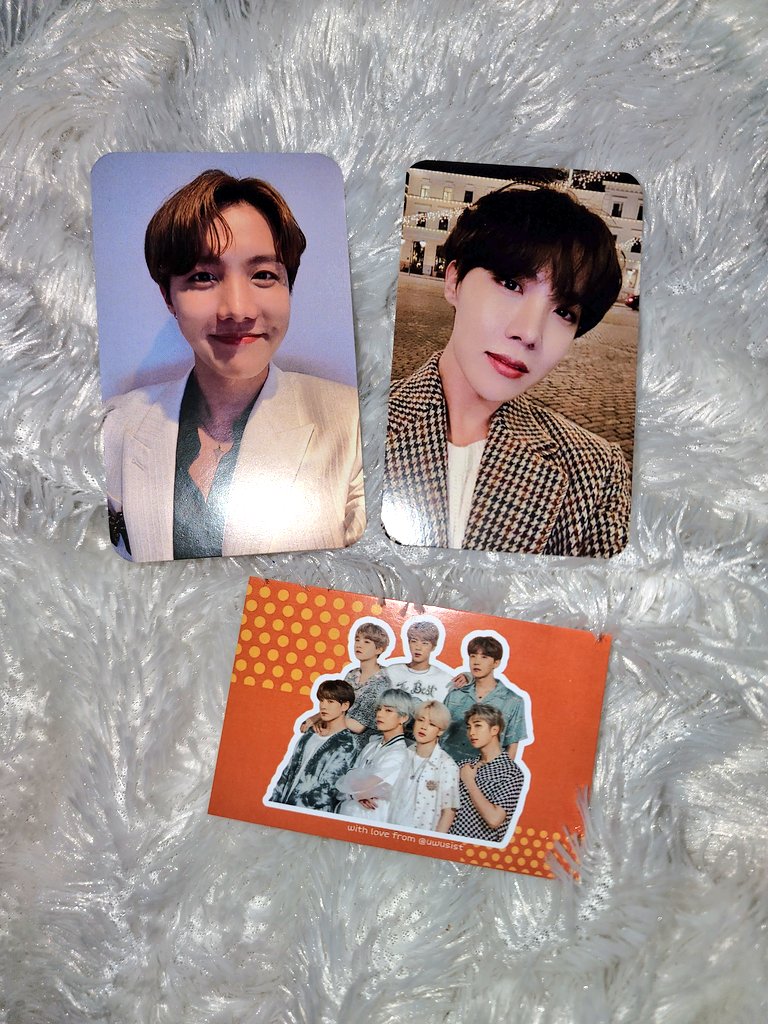 uwusist's tweet photo. FREEBIES AGUST'D CONCERT DAY 3 

#SUGA_AgustD_TOUR_in_Jakarta 

❗️disclaimer : tidak ada maksud disrespect karena ini event yoongi tapi freebies jhope
ini murni sisa event bday jhope 2020 

tote bag ada 40pcs 
pc set ada 100+ 

🔁rt this tweet 

nanti akan aku kabari ak dmna ya https://t.co/d6eelnc3lN