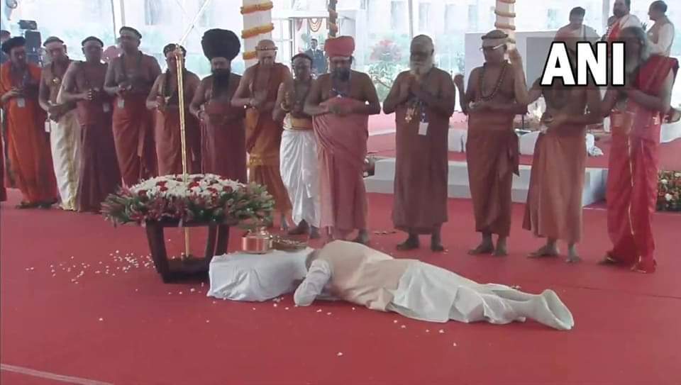 surendrak9462's tweet photo. धर्मनिरपेक्ष और लोकतांत्रिक भारत को धर्म विशेष और राजतांत्रिक देश कि ओर ले जाते प्रधानमंत्री नरेन्द्र मोदी 
यह भारतीय संविधान लोकतंत्र के लिए ख़तरनाक है निंदनीय है विपक्ष कि छोड़ो आम जनता को समाजिक गठबंधन बनाकर इनको सबका विरोध करने की जरूरत हैं...
@narendramodi https://t.co/zsq70s6B1T