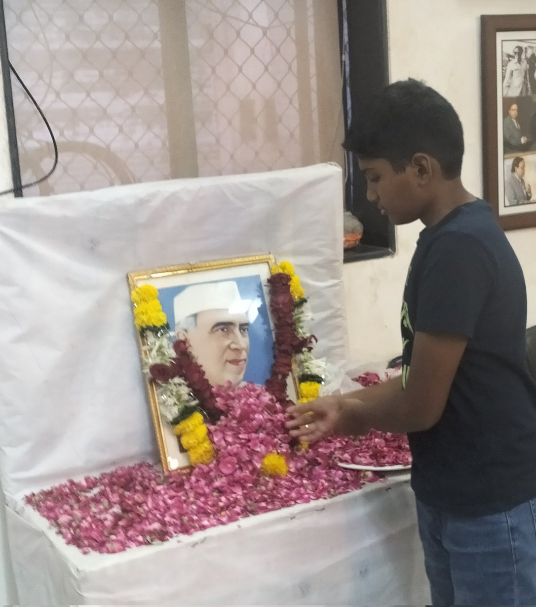 vinuvinodmumbai's tweet photo. #RememberingJawaharlalNehru, the “Architect of Modern India” on his 59th death anniversary.

#GeNext #Dhruv's humble tributes to the first Prime Minister of Independent India, Pandit Jawaharlal Nehru-Ji, at the @INCMumbai #MumbaiCongress Office. 💐🙏
#RememberingNehru https://t.co/jEWGwTLA4a