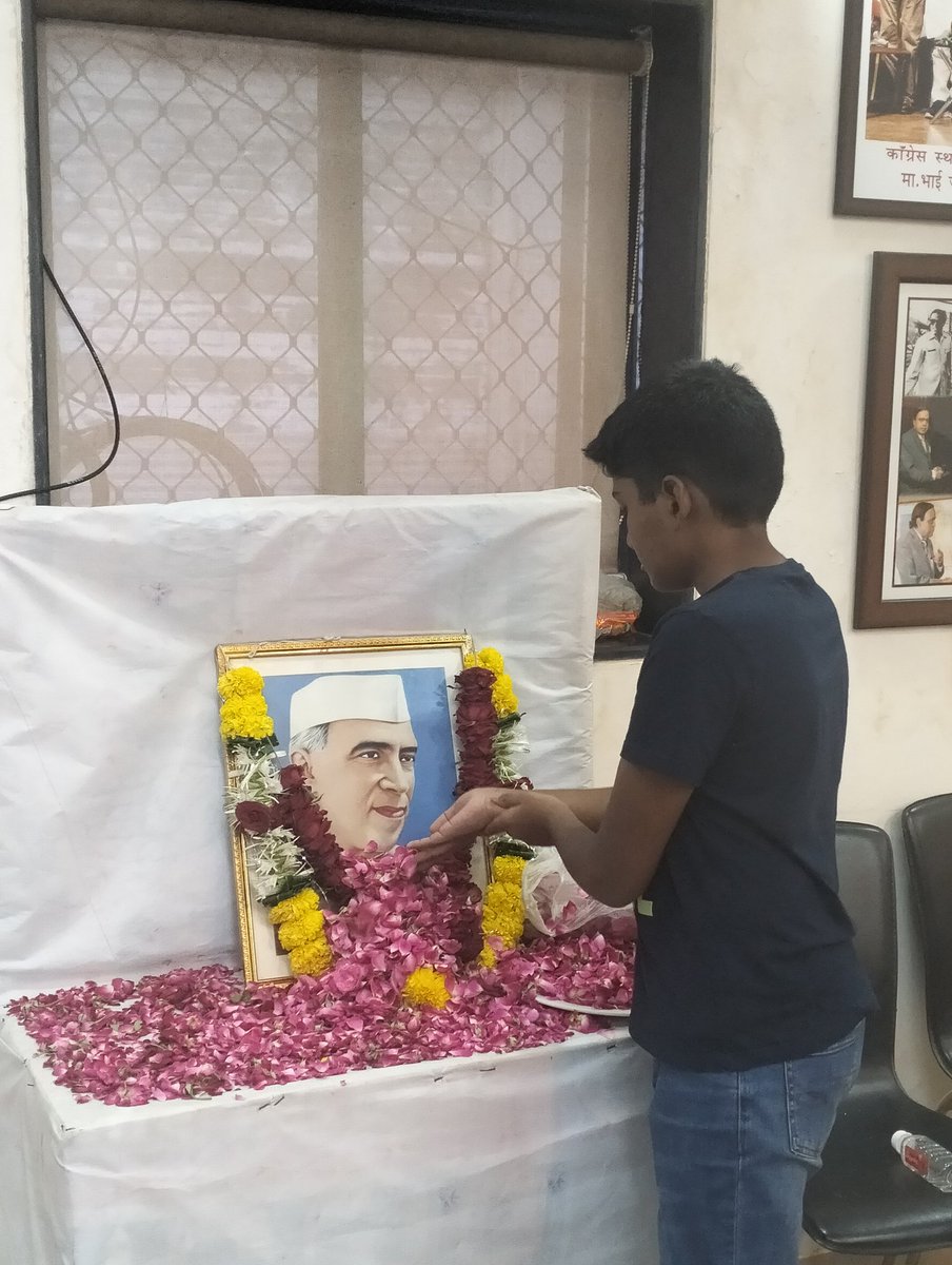 vinuvinodmumbai's tweet photo. #RememberingJawaharlalNehru, the “Architect of Modern India” on his 59th death anniversary.

#GeNext #Dhruv's humble tributes to the first Prime Minister of Independent India, Pandit Jawaharlal Nehru-Ji, at the @INCMumbai #MumbaiCongress Office. 💐🙏
#RememberingNehru https://t.co/jEWGwTLA4a