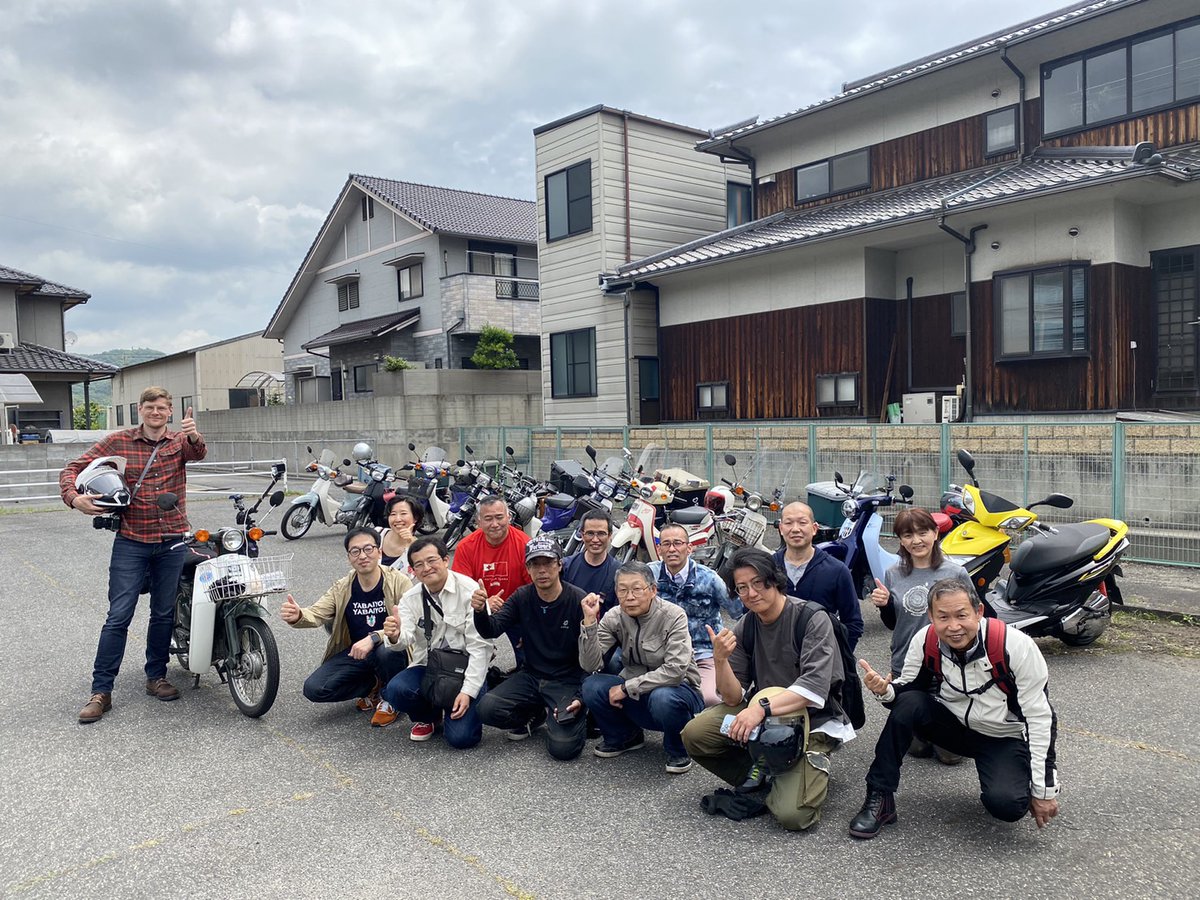 mk826jp's tweet photo. ミスターカブと話そう走ろう会、寄島ぷらっとHomeで開催しました✨
日本の旅のこと、アメリカでのカブライフなどを聞き、三郎島までみんなで走りましたよ✨

ミスターカブ @nathanconnelly と50ccのカブちゃんの旅は、東京から四国、カブちゃんの故郷倉敷、そしてこれからも続きます✨楽しみ！ https://t.co/EdiJII8Hu2