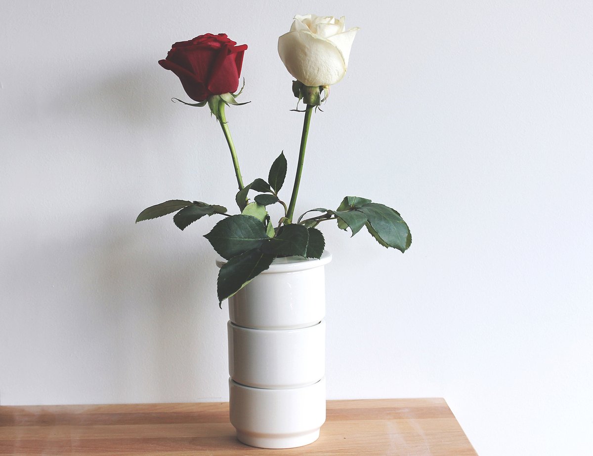 💜Roses are red (and white), the violet's blue, the honey's sweet and so are you❤
Yes: we love the flower market on Sundays and in case of absence, we will always be our own valentine! Happy Sunday you lovely humans 😉

#dedalpt #madetheheartway #madeinportugal #vase #roses