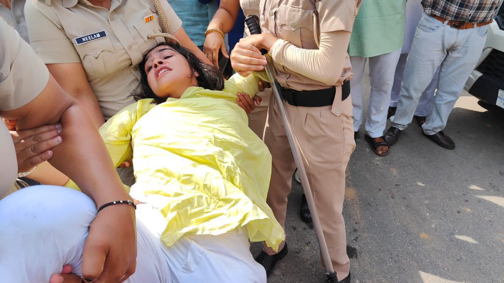JATO_KA_ADDA's tweet photo. ये तस्वीर हरियाणा की है. इस महिला नेता का नाम सोनिया दुहन है. 

सोनिया 500 महिलाओं का जत्था लेकर जंतर मंत्र आ रही थीं 

देखिए कितनी बेरहमी से हिरासत में लिया गया है.
.
.
.

.
#पहलवान_देश_की_शान 
#jatokaaddaofficial https://t.co/jrxppYIMAw