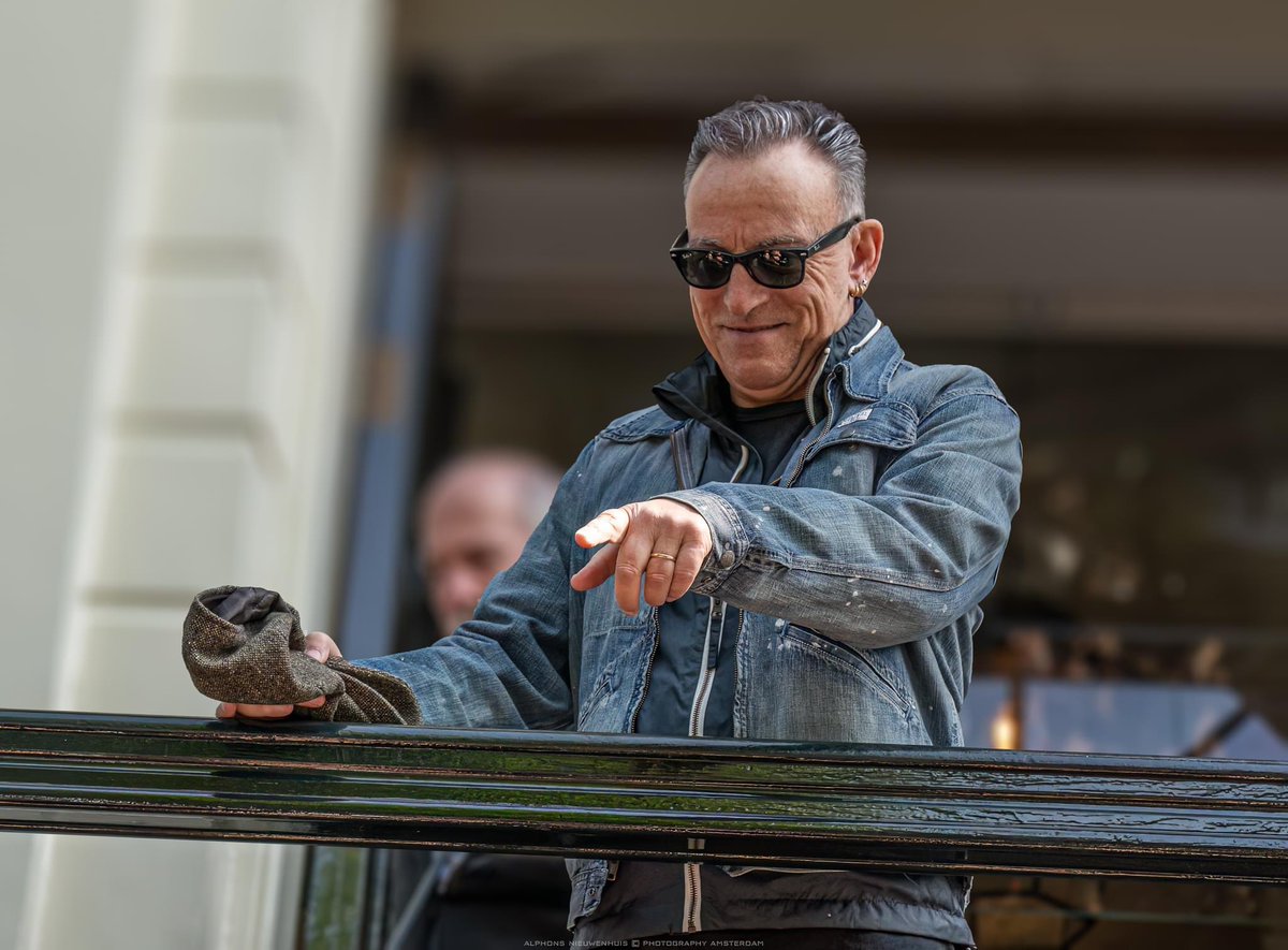 Bruce Springsteen ‘The Boss🎸’ leaving the Waldorf Astoria hotel in Amsterdam❌❌❌ 
alphons nieuwenhuis (c) photography amsterdam @springsteen @WaldorfAstoria 
.
.
.
#music #muziek #concert #live #artist #instrument #singer #singersongwriter #bornintheusa