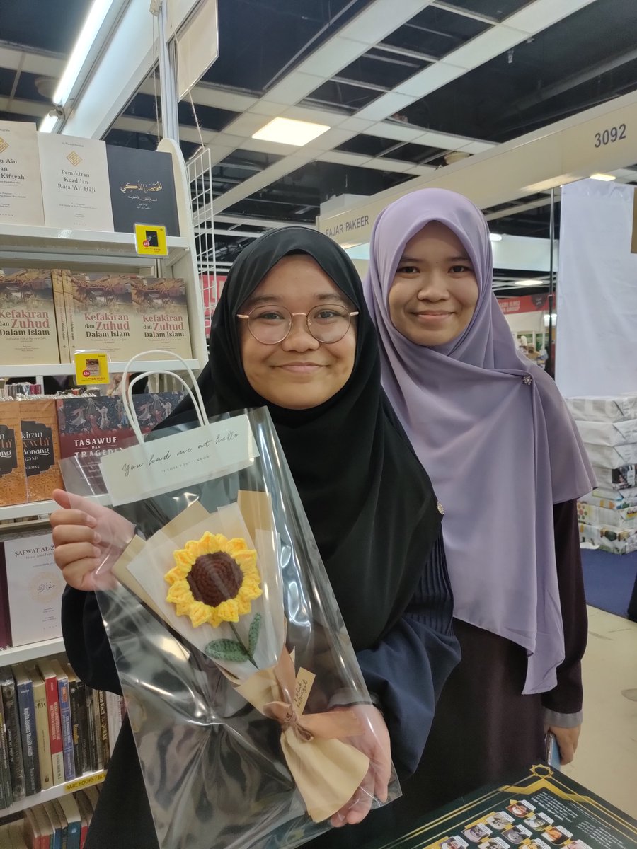 kotakkeringat's tweet photo. FLOWER CROCHET BOUQUET π
Wajah-wajah ceria memetik bunga crochet istimewa hasil sentuhan Kotak Keringat π» Bunga Daisy, Tulip & Matahari
Nak hadiahkan kepada yang tersayang pun boleh.
#arts
#crochet
#klibf23
#pbakl23 https://t.co/pPpal4GoWP