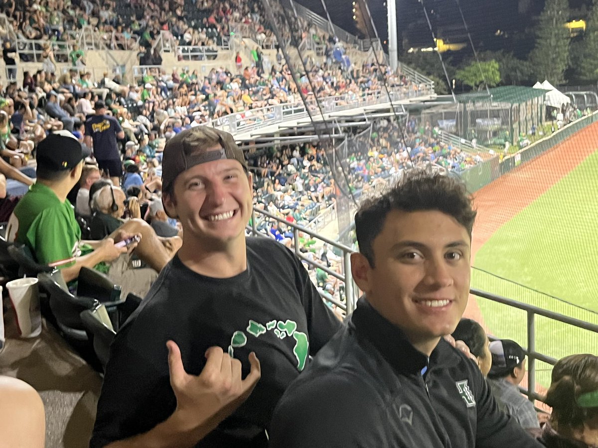 jeri_leong's tweet image. @HawaiiBaseball alums @archdaddy24 @cccabs21 in the house for senior night  #PartyAtTheLes  #GoBows