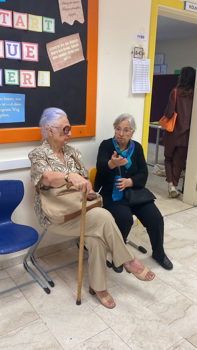 Sabahın erken saatlerinde kalkıp oy kullanmaya giden teyzeler:

ÜLKESİNİ SEVEN SANDIĞA GELSİN!