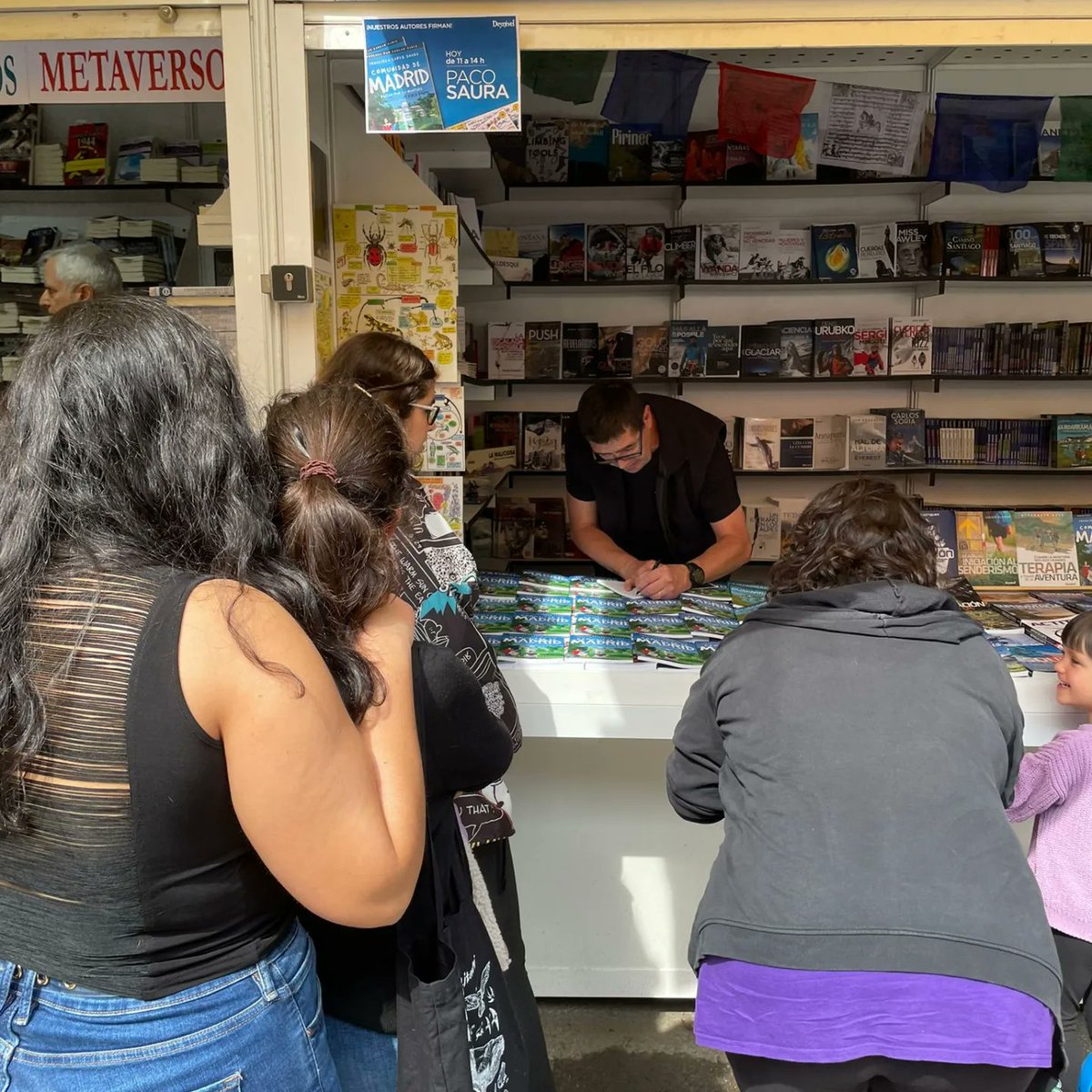 Excelente experiencia ayer, Feria del Libro del Retiro, ¡ EMOCIONANTE !, he firmado muchos, muchos libros, y hemos hablado de montañas. ¡GRACIAS DESNIVEL!
 Mil gracias a Mercedes, Alba y Patricia por su colaboración infinita y a vuestra visita. Volveré a emocionarme el día 4.