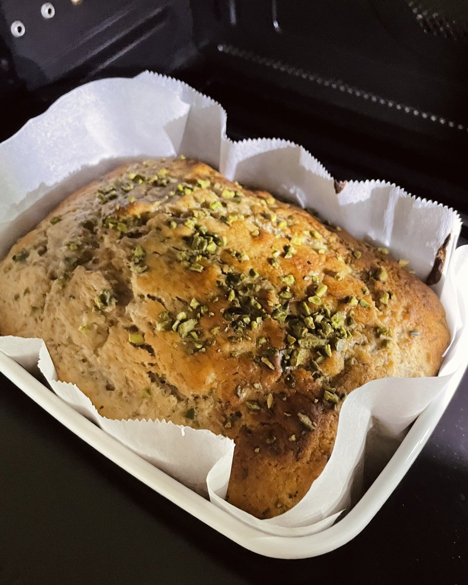 まっくろになっていたバナナを
バナナケーキにした🍌☘️
ピスタチオのせた〜