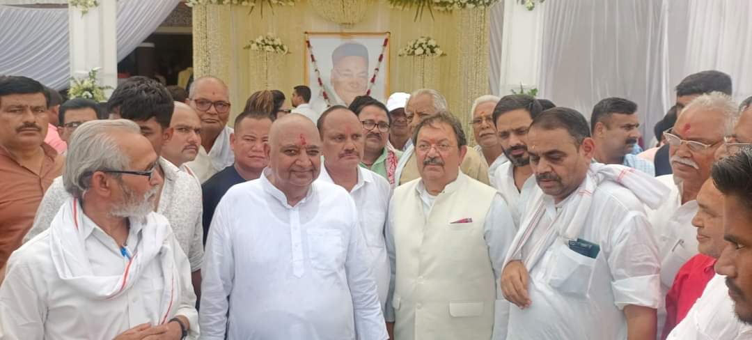 पूर्व कैबिनेट मंत्री पंडित हरिशंकर तिवारी जी के त्रयोदशा 
में शामिल होकर अपनी भावभीनी श्रद्धांजलि अर्पित किया!

ओम शांति🙏🙏