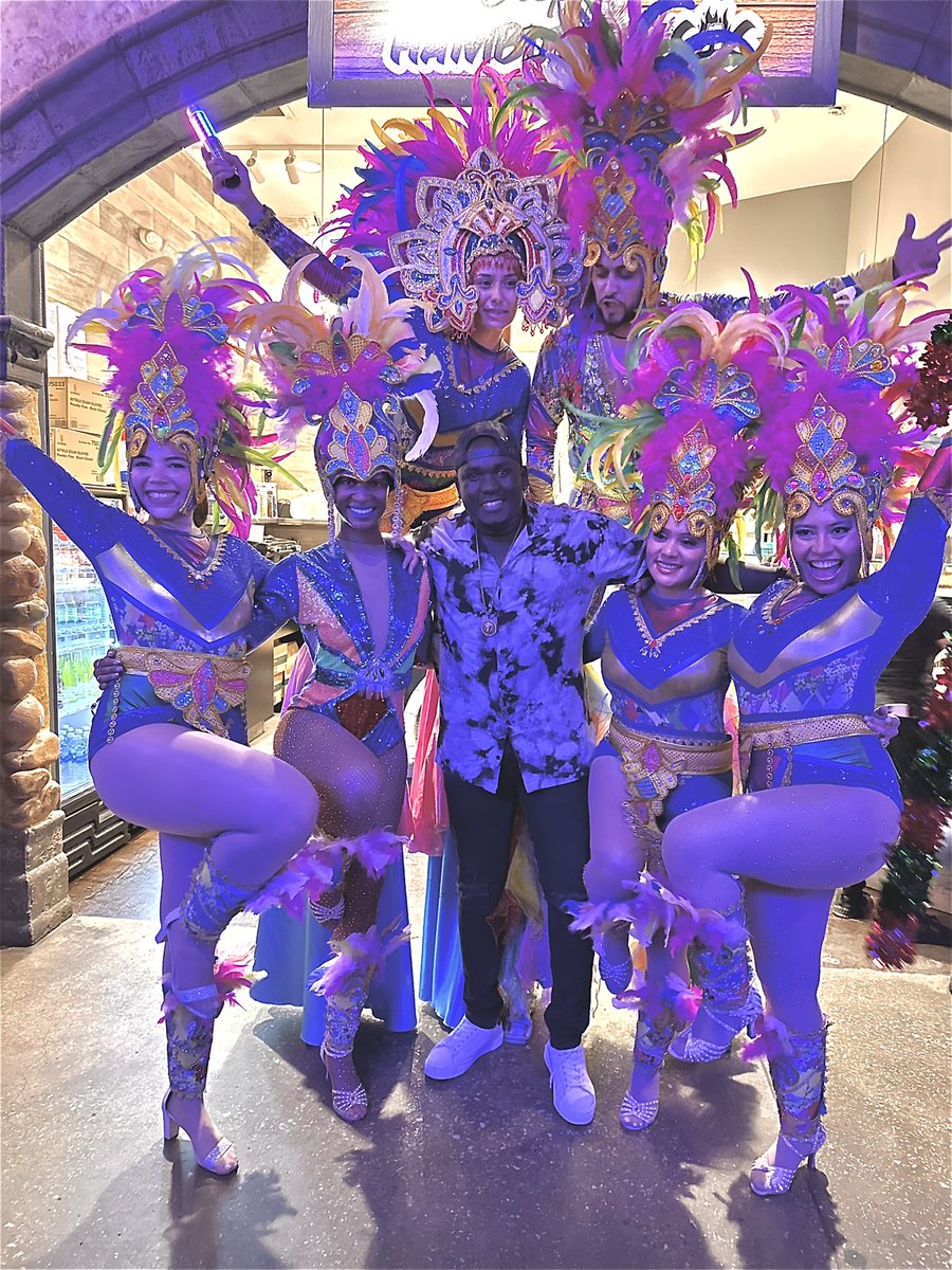 Obeezydemaster's tweet photo. We are always up for a good samba dance.💃👯 #samba #bachata #bachatasensual #musicity #tennessee #usa🇺🇸 #afrohair https://t.co/MpFieTRB7w
