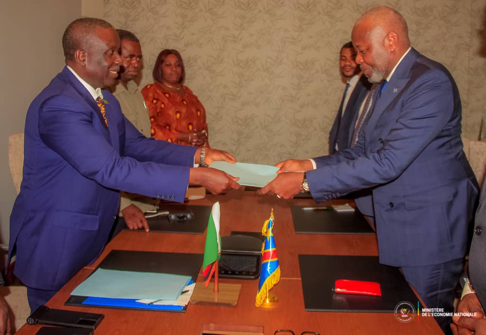 EdmondIzuba1's tweet photo. Le VPM de l'économie @VitalKamerhe1, a séjourné en Zambie pr le suivi des mesures du Gouvernement afin terminer la crise de farine de maïs dans les grands Katanga et Kasaï. A Lusaka, VK obtient les mesures additives pour faciliter l'importation de la farine et des grains de maïs. https://t.co/0T9f8BrDWC